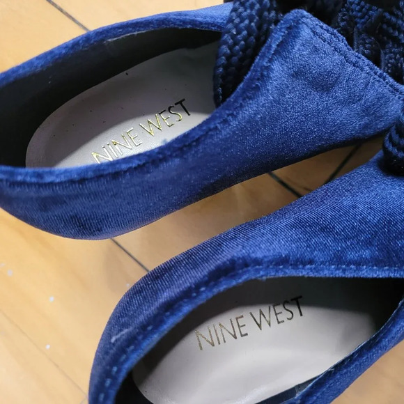 Nine West navy blue velvet heels - Picture 5 of 5